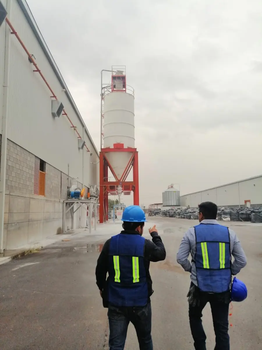 Personal de EXPROPLAG recorriendo una planta industrial