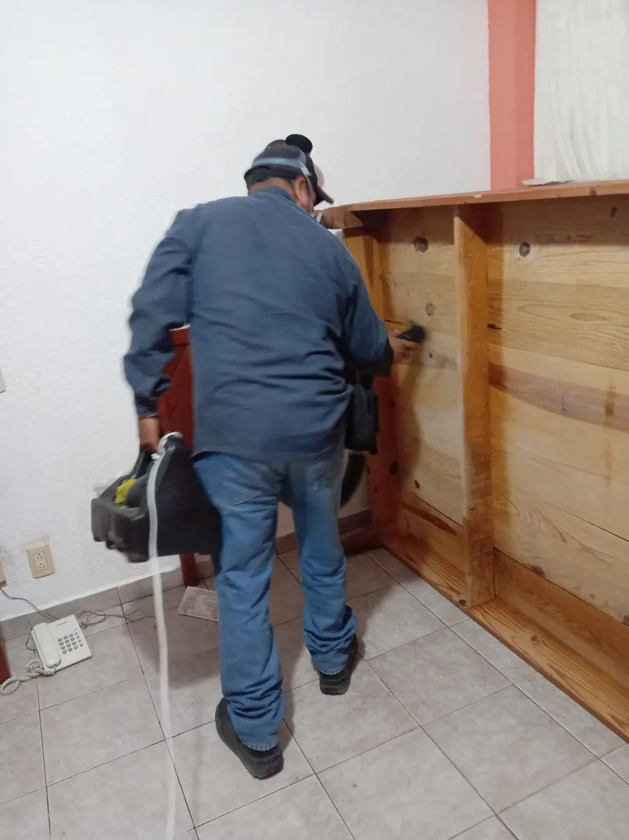Técnico de EXPROPLAG realizando un tratamiento residencial